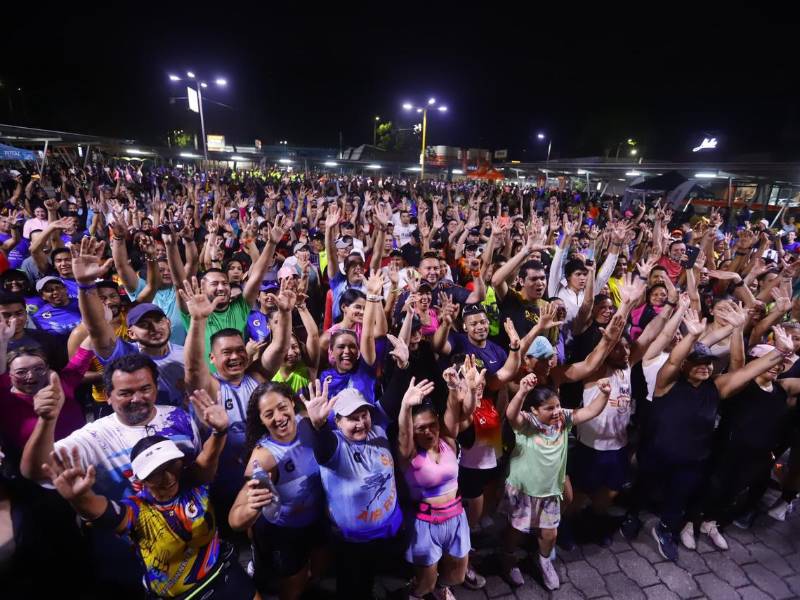 En espectacular ambiente, los corredores se hicieron presentes al estacionamiento de Comisariato Los Andes para formar parte de esta última etapa rumbo a la gran competencia deportiva del próximo 14 de junio. fotos: Héctor Paz / La prensa.
