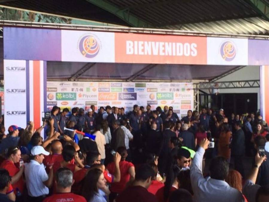 Costa Rica llegó a su país y fue recibida por el presidente