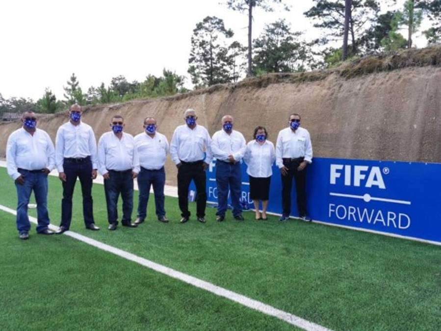 Homenaje a Chelato Uclés: la cancha sintética del hotel de la 'H' en Siguatepeque llevará su nombre