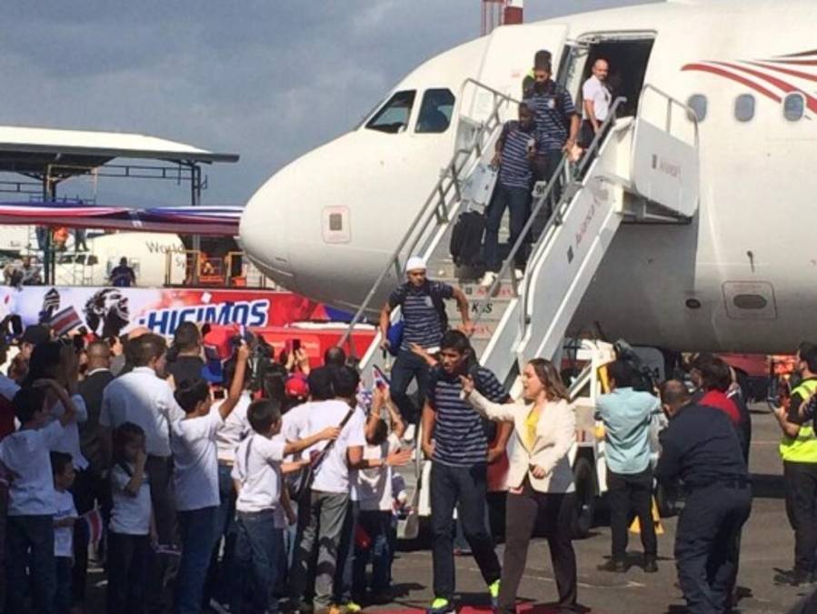 Costa Rica llegó a su país y fue recibida por el presidente