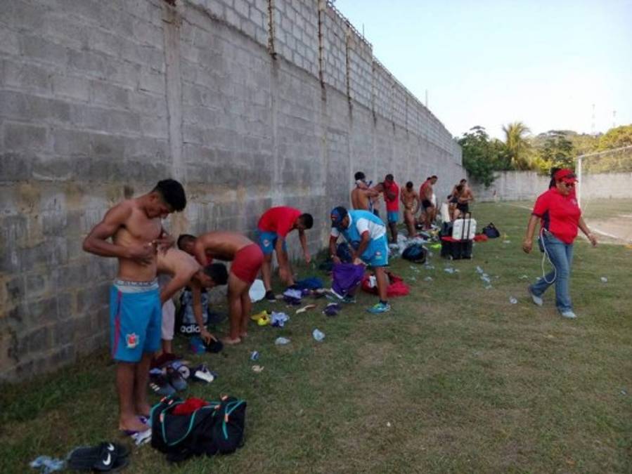¿Cómo se puede jugar fútbol en Roatán? ¡Sin agua, energía y camerinos!