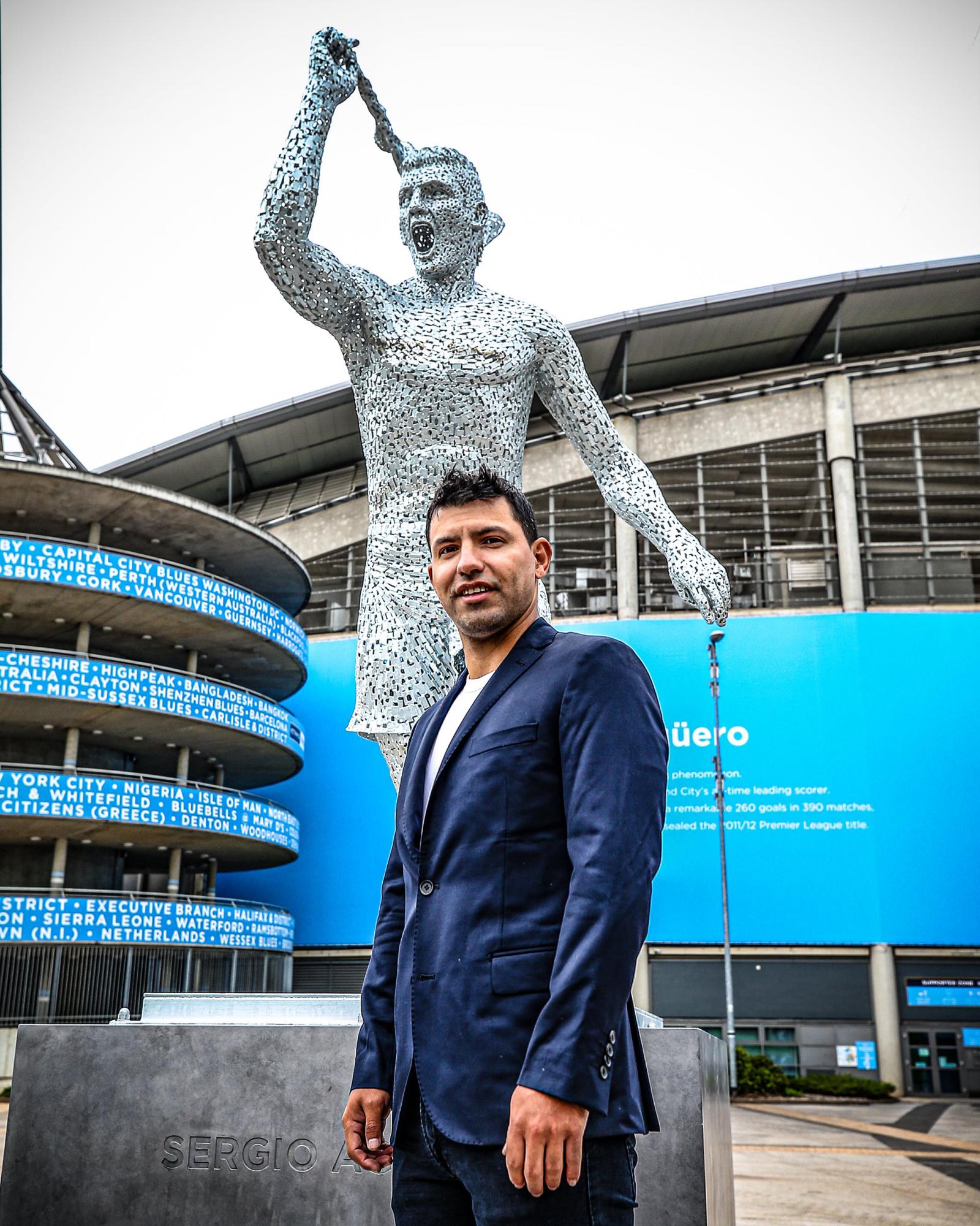 ¿Se parece a jugador del Real Madrid? Así es la estatua del Manchester City en honor al Kun Agüero