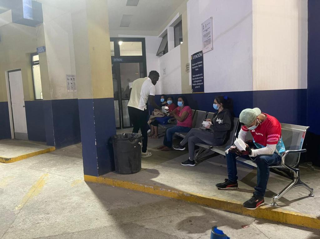 El lado más solidario de Rubilio Castillo: regaló alimentación a las personas en emergencia del Hospital Escuela