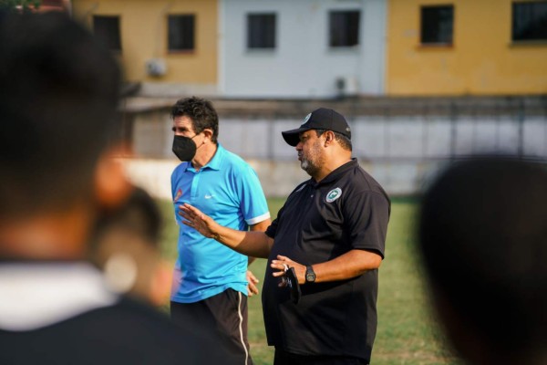 Extraña las canchas: así fue captado el entrenador Héctor Vargas en su visita a prestigiosa academia sampedrana