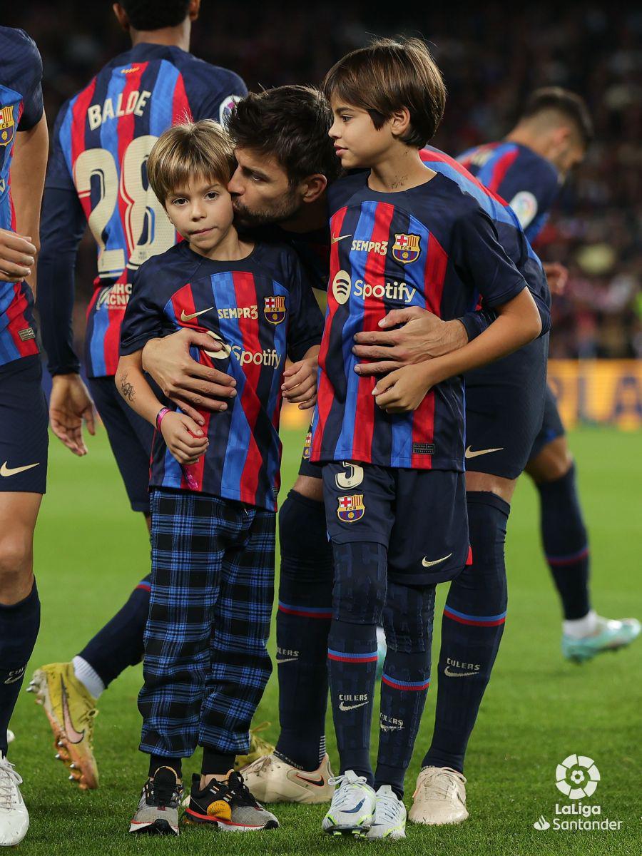 Con sus hijos, entre lágrimas y hasta le llevaron flores: la última noche de Piqué como jugador del Barcelona en el Camp Nou