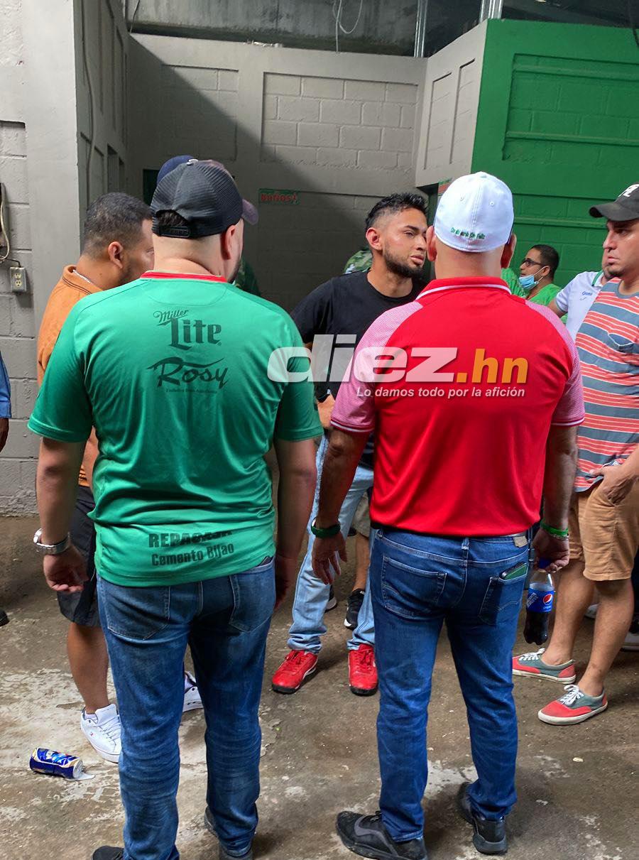 Varios aficionados fueron resguardados por la Policía Nacional ya que querían ser linchados por algunos inadaptados sociales afuera del estadio.