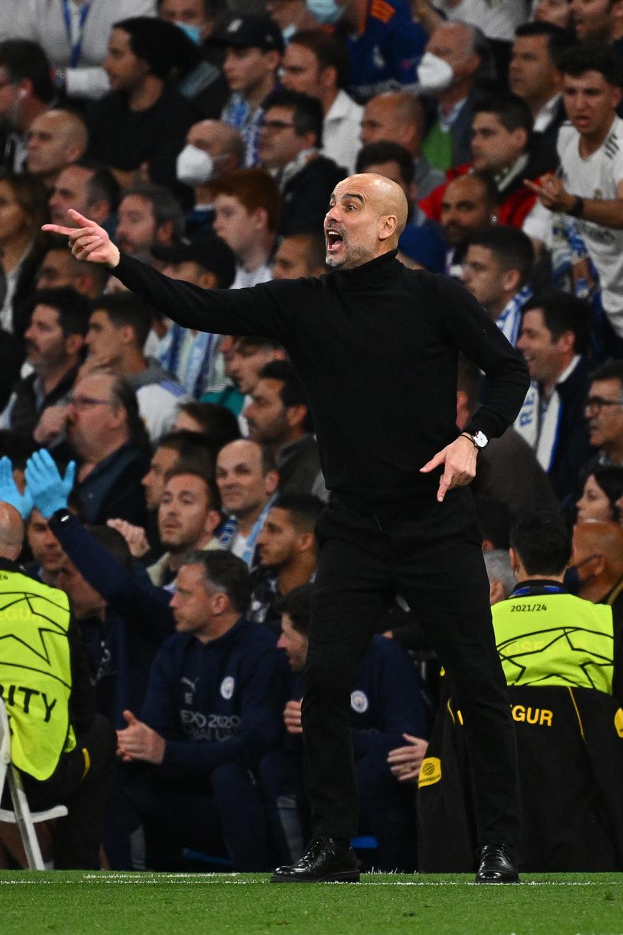 Pep Guardiola dando indicaciones en el Bernabéu en una noche negra para el Manchester City.