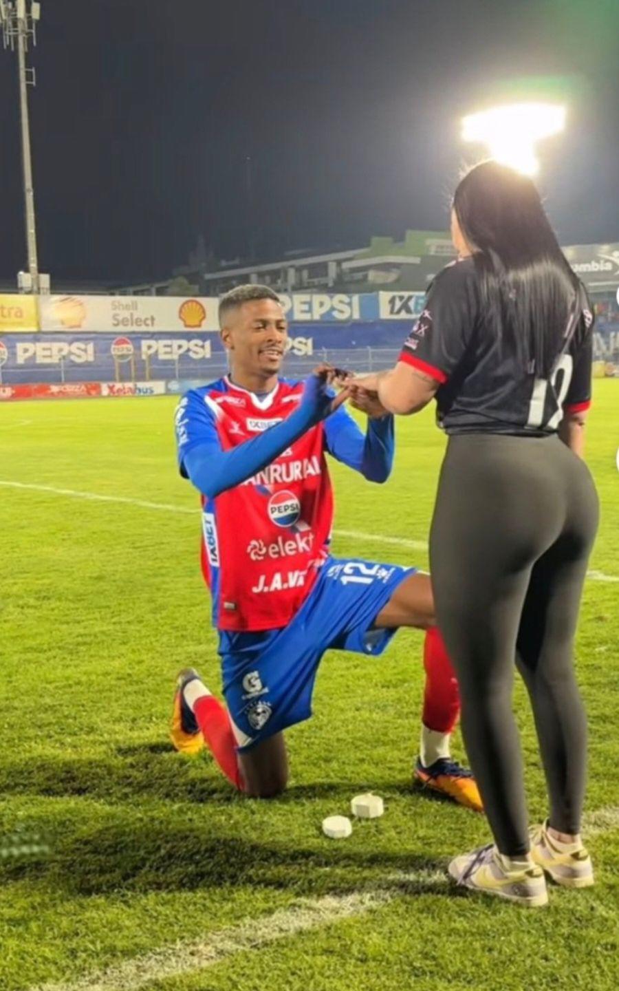 Giro inesperado: Futbolista tico le pidió matrimonio en pleno juego, pero a los días lo cortó ¿Quién es ella?