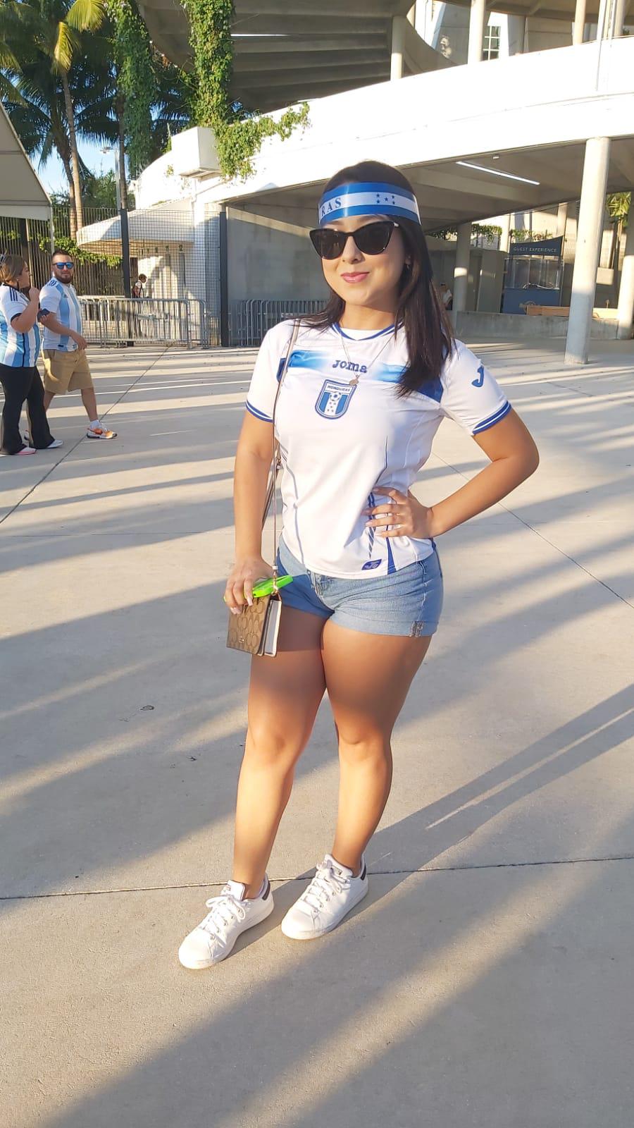 ¡Un espectáculo! La deslumbrante pasarela en el Argentina-Honduras: derroche de belleza en el Hard Rock de Miami