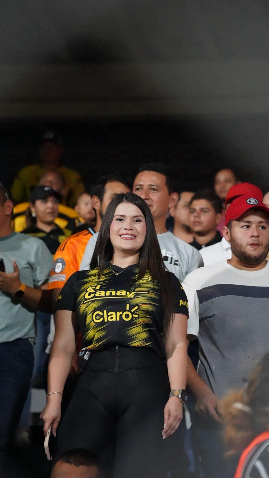 Ambientazo para la final entre Real España y Olimpia: La chica que se escondió, ¿por qué? el periodista sorprendido y las bellezas