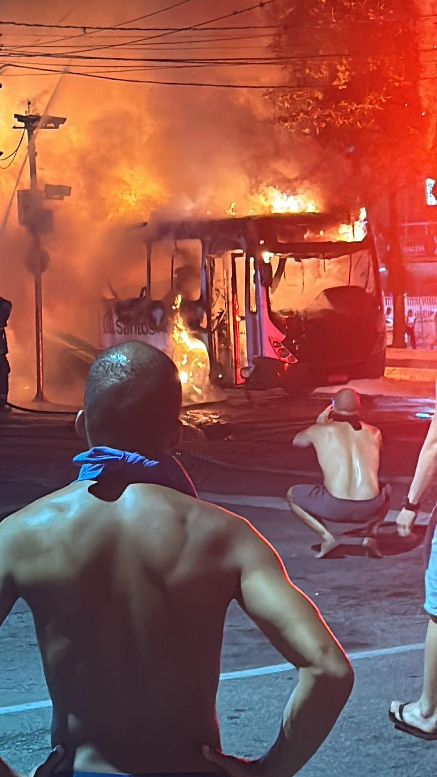 Drama en Brasil: Santos descendió y sus aficionados incendiaron las calles de la ciudad y el carro de un jugador