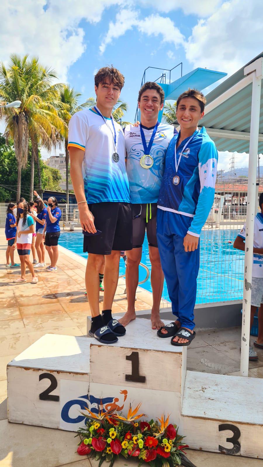 Gabriel Martínez (en medio) conquistó el oro en las pruebas de 50 libre y dorso.