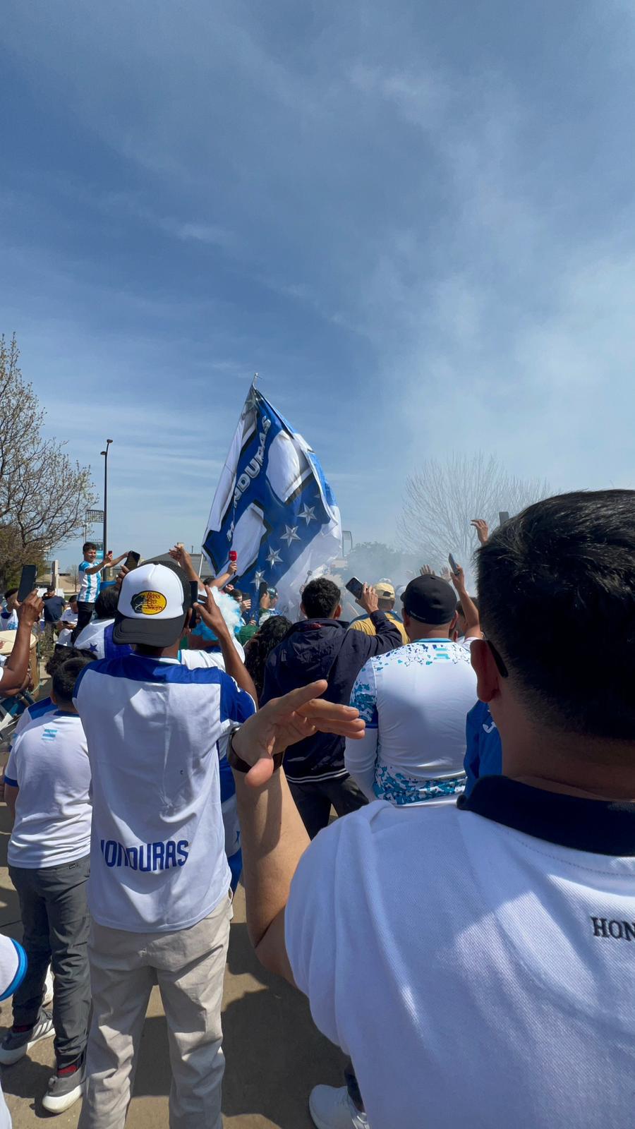 FOTOS: ¡Punta, asados y famoso incluido! Así es el ambientazo hondureño en el Toyota Stadium para el repechaje ante Costa Rica