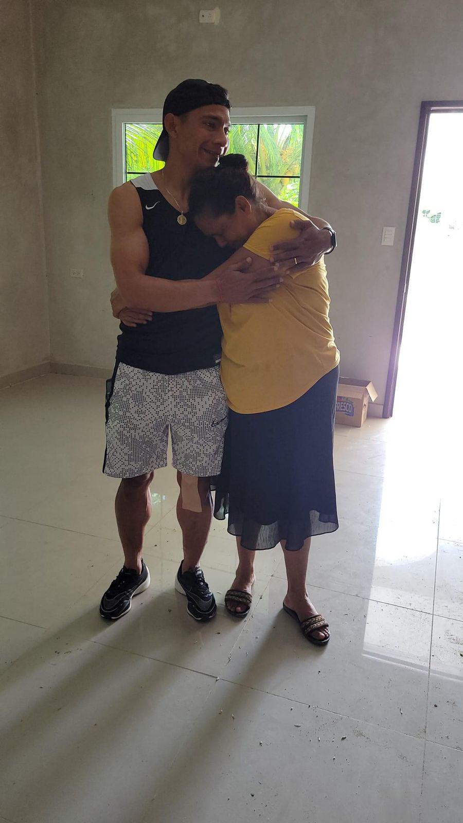 Doña Hilda Suazo no pudo evitar las lágrimas con el tremendo gesto de su hijo.