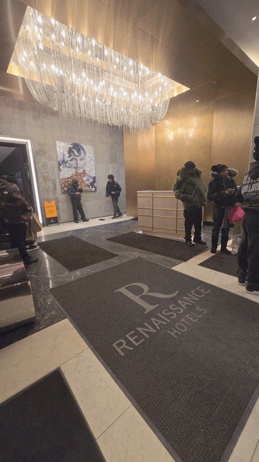 DIEZ esperando la salida de Teófimo López desde el hotel Renaissance New York Midtown Hotel. Foto Eduan.