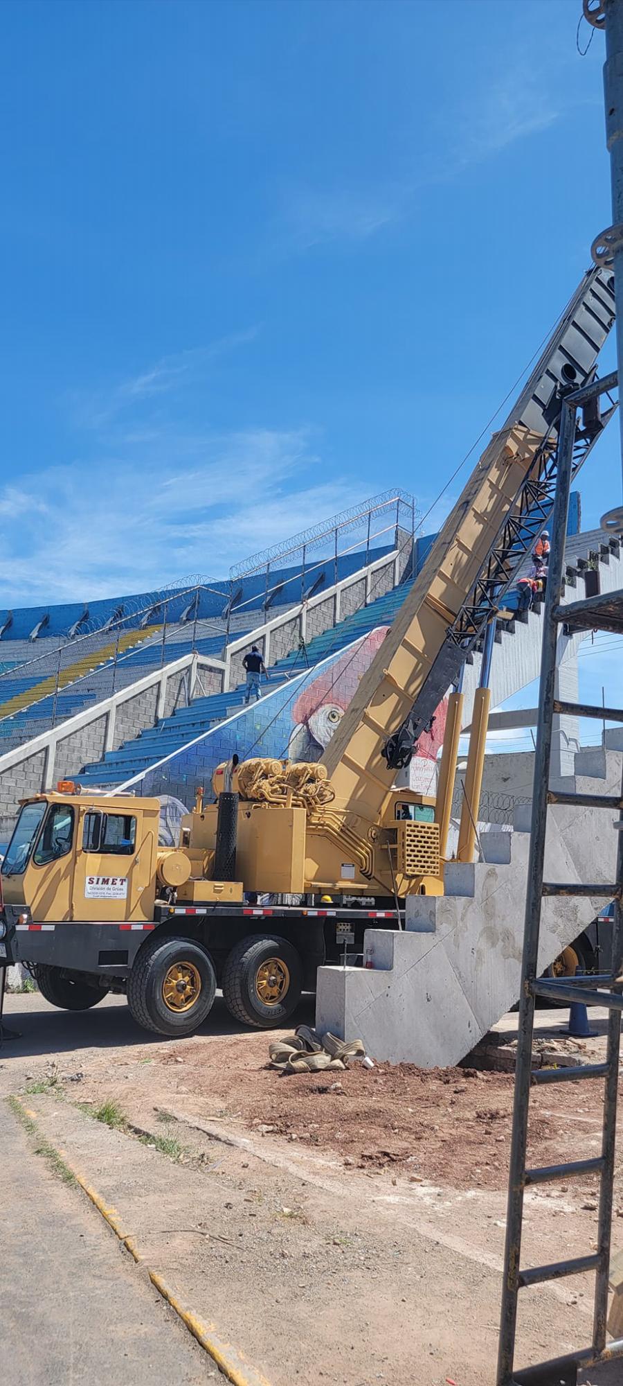 Así comienzan los trabajos de instalación de las nuevas graderías del sector de Sol del estadio Nacional Chelato Uclés