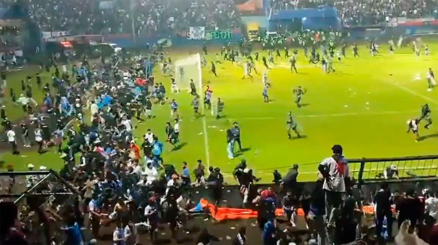 Imágenes aterradoras: Al menos 174 personas perdieron la vida en un partido de fútbol en Indonesia