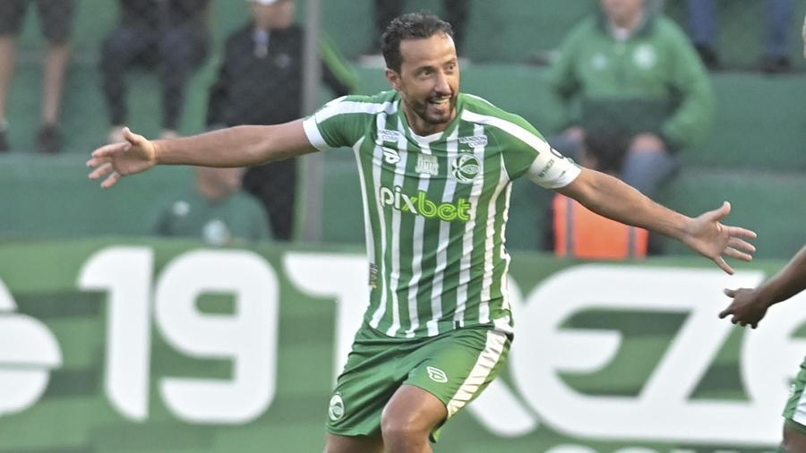 TOP: ¡Grandes y reconocidos futbolistas que siguen jugando a pesar de su avanzada edad y no lo sabías!