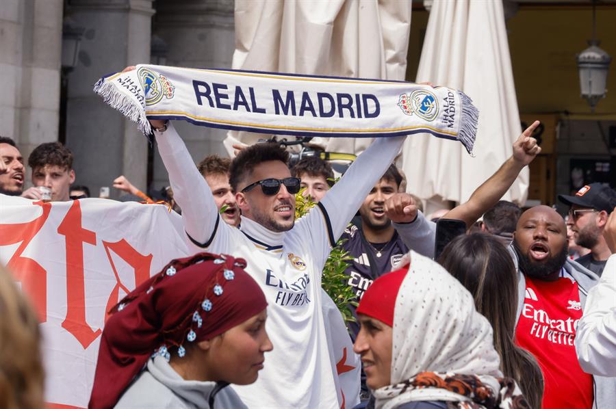 ¡Apoteósico recibimiento al Real Madrid! Los ingleses se toman la capital y Roncero, el primero en el estadio