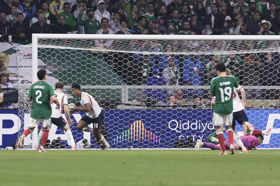Cruce del Vasco Aguirre y México desgarrado; Inglaterra emula a Honduras y Costa Rica