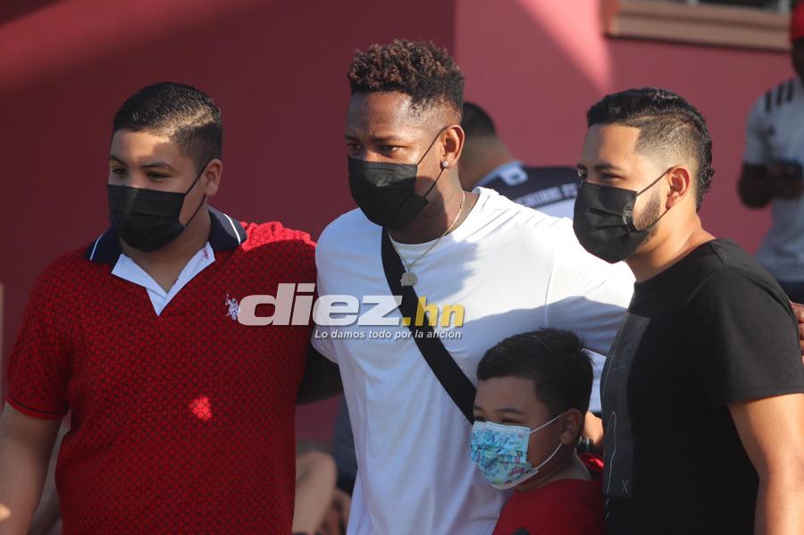 ¡Looks y el lujoso regalo de Romell Quioto a su mamá! Las imágenes del partido benéfico en el complejo Wilson Palacios