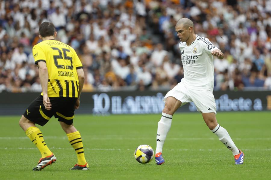 Toni Kroos volvió al Bernabéu y lo hizo con gol: Raúl se rinde ante el alemán en partido de leyendas del Real Madrid