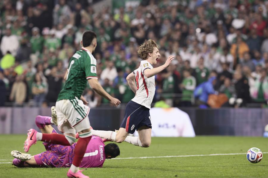 Cruce del Vasco Aguirre y México desgarrado; Inglaterra emula a Honduras y Costa Rica