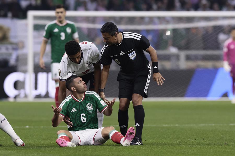 Cruce del Vasco Aguirre y México desgarrado; Inglaterra emula a Honduras y Costa Rica