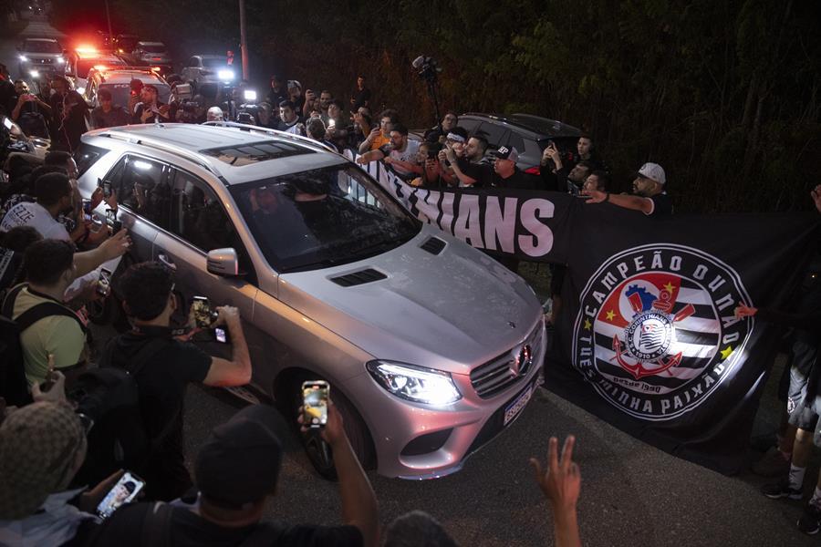 Llegó en helicóptero, su dorsal y locura de los hinchas: Así fue la presentación de Memphis Depay con el Corinthians de Brasil