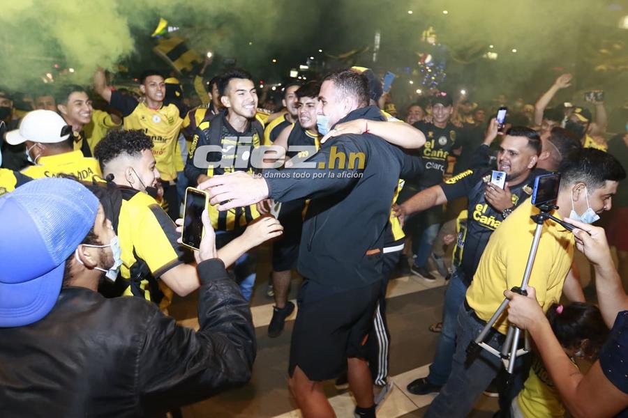 ¡Cánticos, locura y pasión! Los banderazos que le dieron aficionados de Real España y Olimpia a sus jugadores