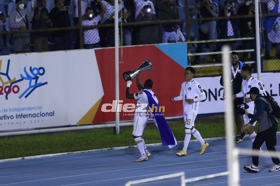 Caras largas y bronca en Motagua, el festejo de Comunicaciones y Júnior Lacayo con la bandera de Honduras