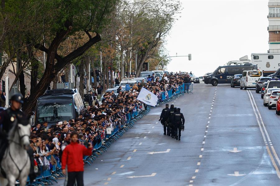 ¡Apoteósico recibimiento al Real Madrid! Los ingleses se toman la capital y Roncero, el primero en el estadio