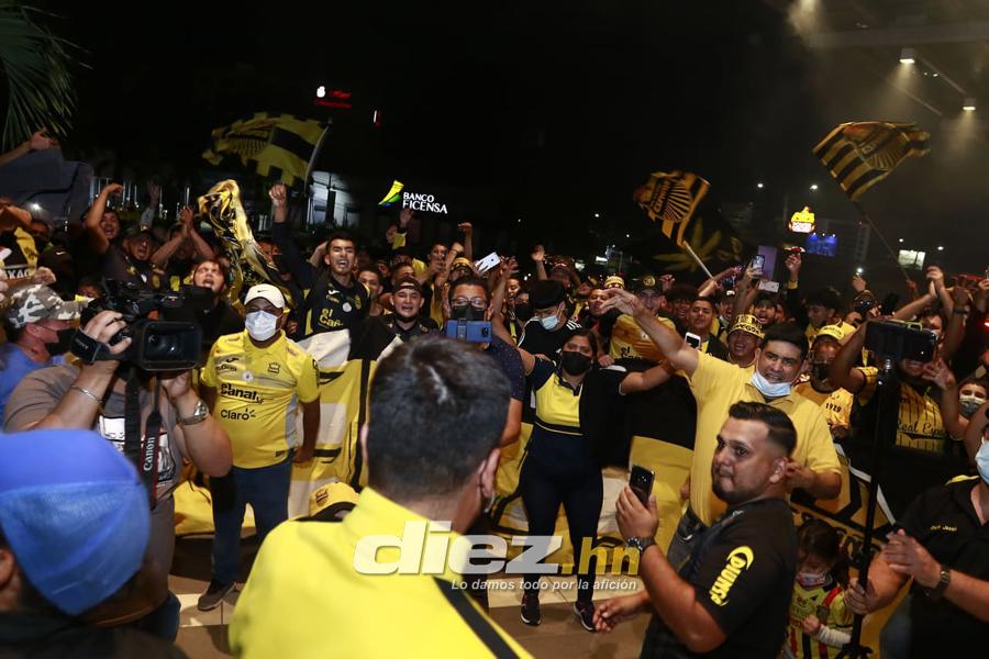 ¡Cánticos, locura y pasión! Los banderazos que le dieron aficionados de Real España y Olimpia a sus jugadores