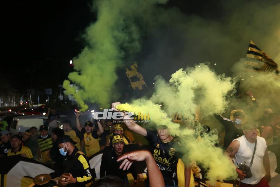 ¡Cánticos, locura y pasión! Los banderazos que le dieron aficionados de Real España y Olimpia a sus jugadores