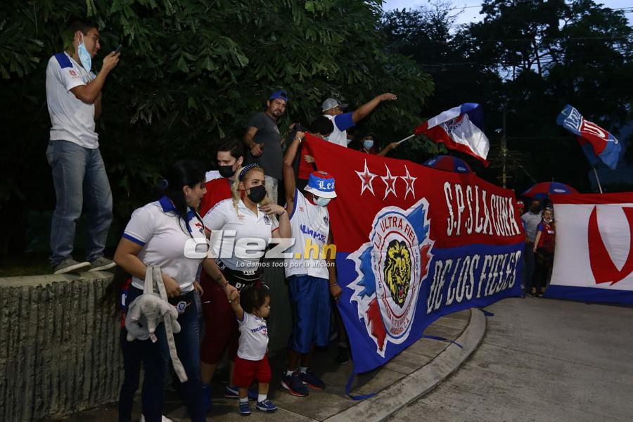 ¡Cánticos, locura y pasión! Los banderazos que le dieron aficionados de Real España y Olimpia a sus jugadores