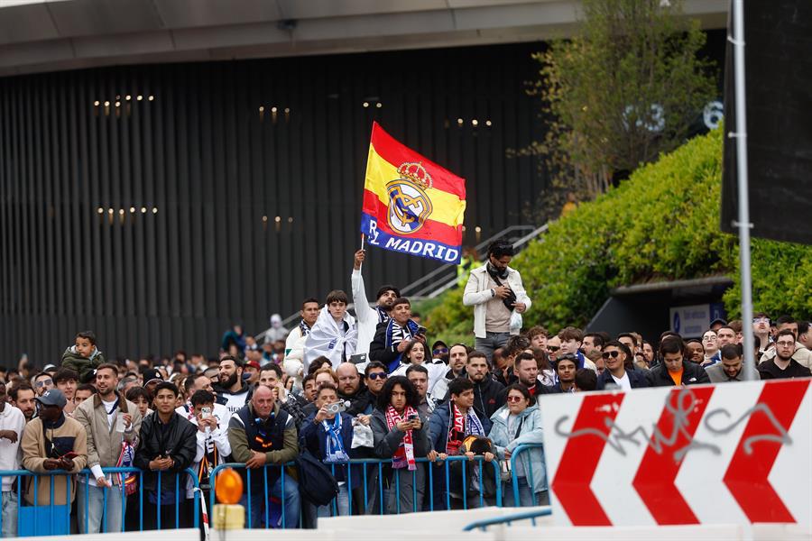 ¡Apoteósico recibimiento al Real Madrid! Los ingleses se toman la capital y Roncero, el primero en el estadio