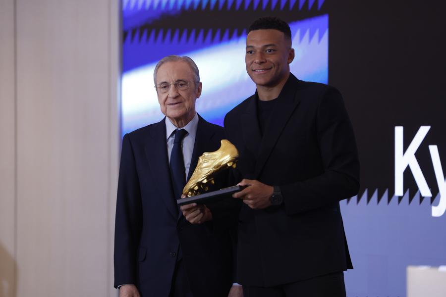Mbappé recibió la Bota de Oro: lo que dijo tras ganar el premio, quiénes lo acompañaron y el mensaje de Sergio Ramos