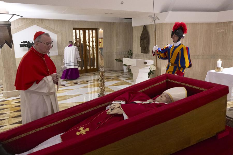 El Vaticano publicó las imágenes del papa Francisco en un ataúd de madera y confirma la fecha de su funeral