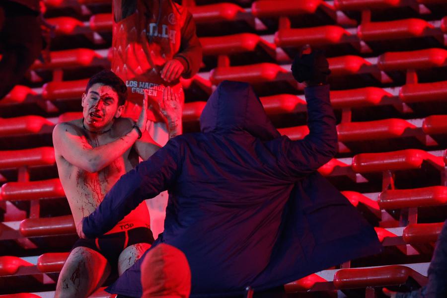 Terror en Argentina: graves heridos tras violentos ataques en el Independiente-U de Chile; aficionado saltó al vacío