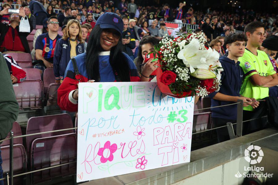 Con sus hijos, entre lágrimas y hasta le llevaron flores: la última noche de Piqué como jugador del Barcelona en el Camp Nou