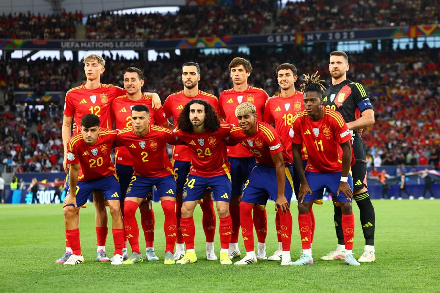 Lamine Yamal destrozó a Mbappé y festeja a lo Cristiano Ronaldo; Francia vivió una pesadilla frente a España