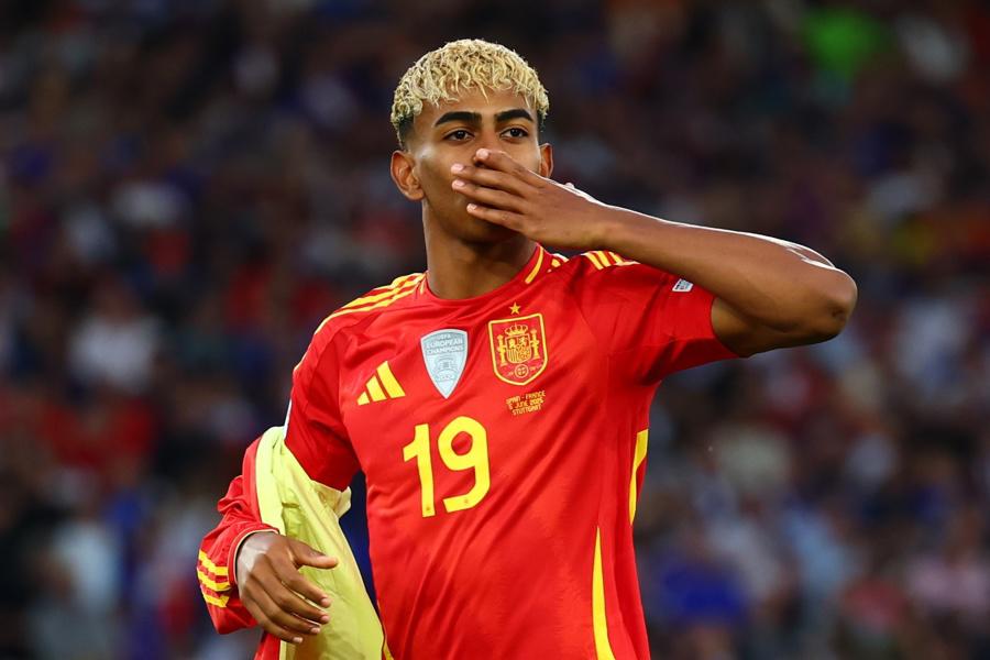 Lamine Yamal destrozó a Mbappé y festeja a lo Cristiano Ronaldo; Francia vivió una pesadilla frente a España