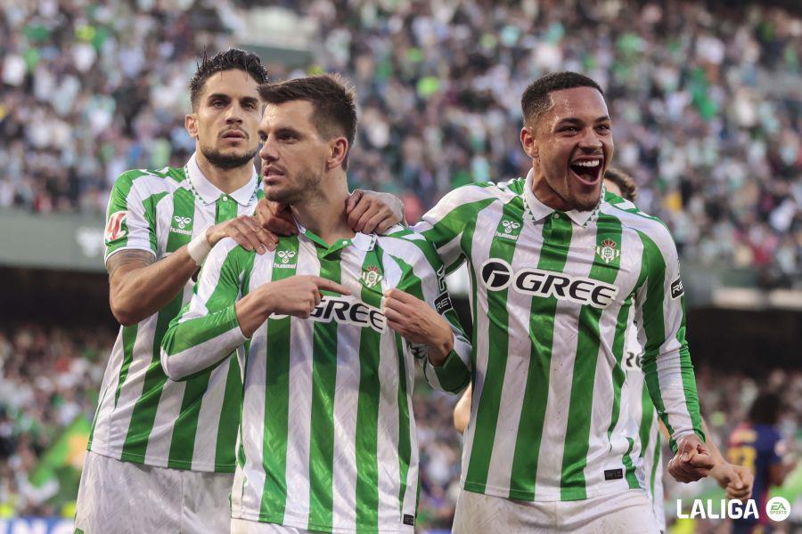 La roja que vio Flick y el jugador que perdió un diente en el Betis-Barcelona: “No le salía sangre y lo ha tirado”