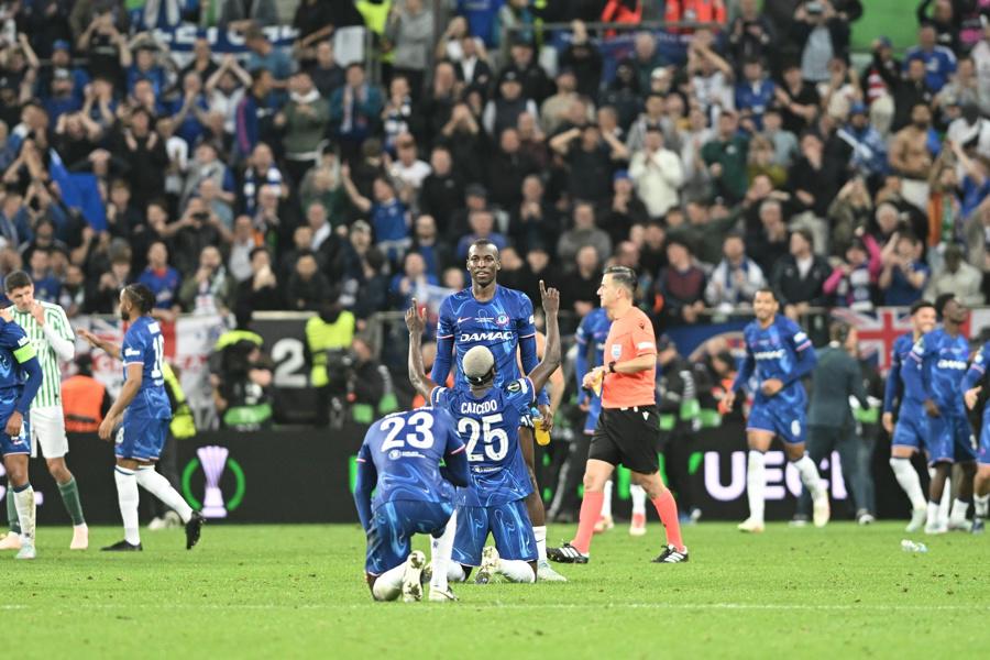 Chelsea consigue lo que nadie ha hecho: festejo por el título, el jugador que se comió a Antony y un Betis destrozado