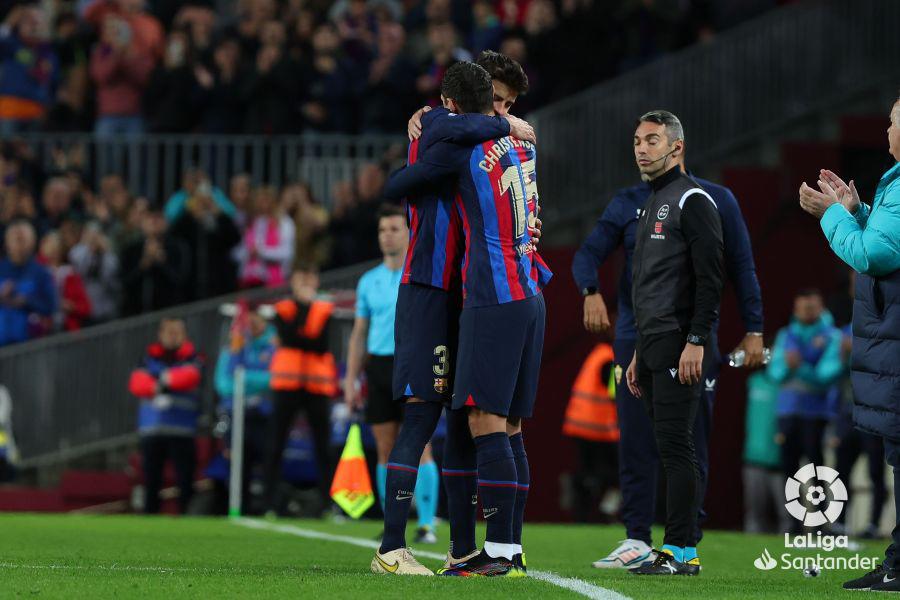 Con sus hijos, entre lágrimas y hasta le llevaron flores: la última noche de Piqué como jugador del Barcelona en el Camp Nou