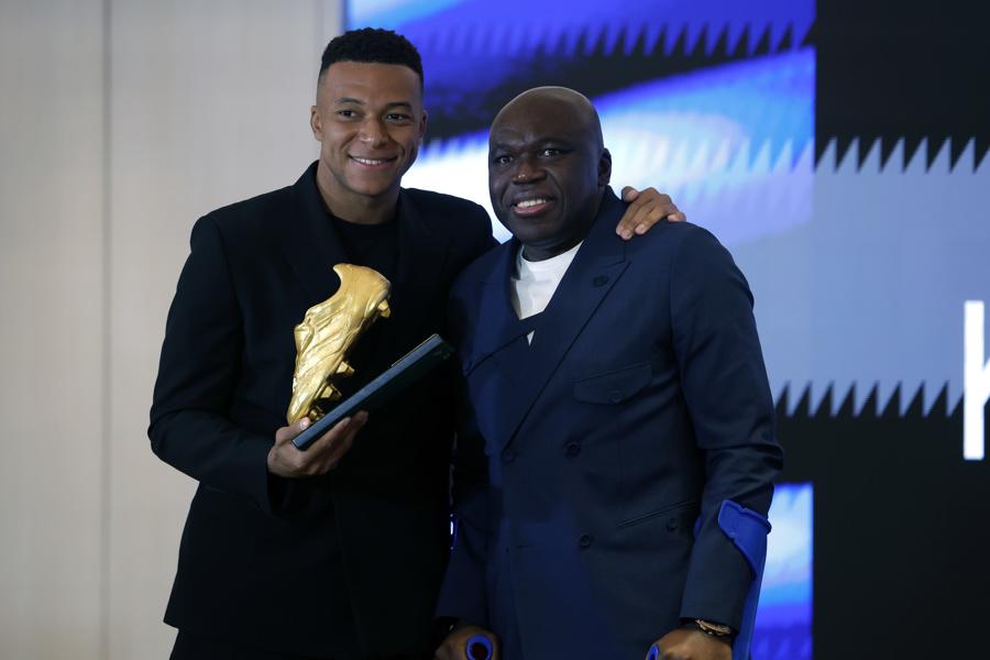 Mbappé recibió la Bota de Oro: lo que dijo tras ganar el premio, quiénes lo acompañaron y el mensaje de Sergio Ramos