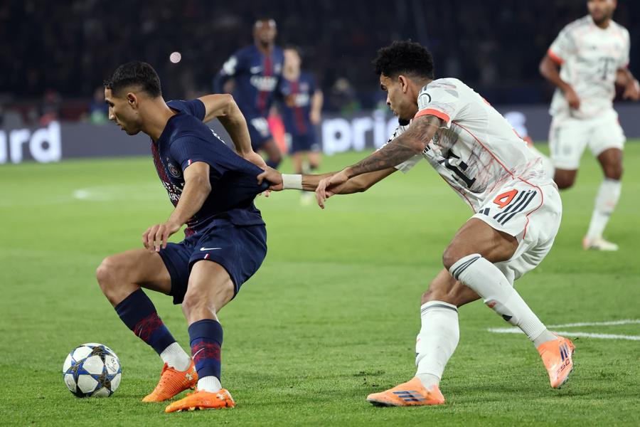 Es terrible: Luis Díaz provoca grave lesión a Hakimi en la Champions; el jugador del PSG se marcha llorando