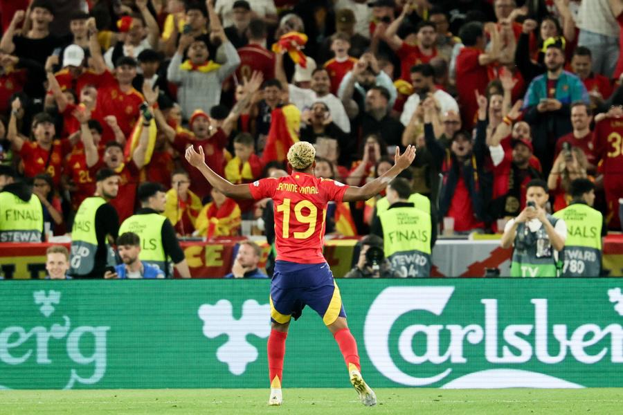 Lamine Yamal destrozó a Mbappé y festeja a lo Cristiano Ronaldo; Francia vivió una pesadilla frente a España