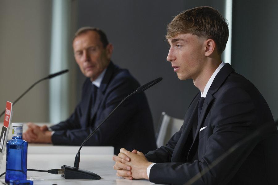 Real Madrid presentó a Huijsen: su contrato, el dorsal que eligió y ya es el defensor más caro en la historia del club
