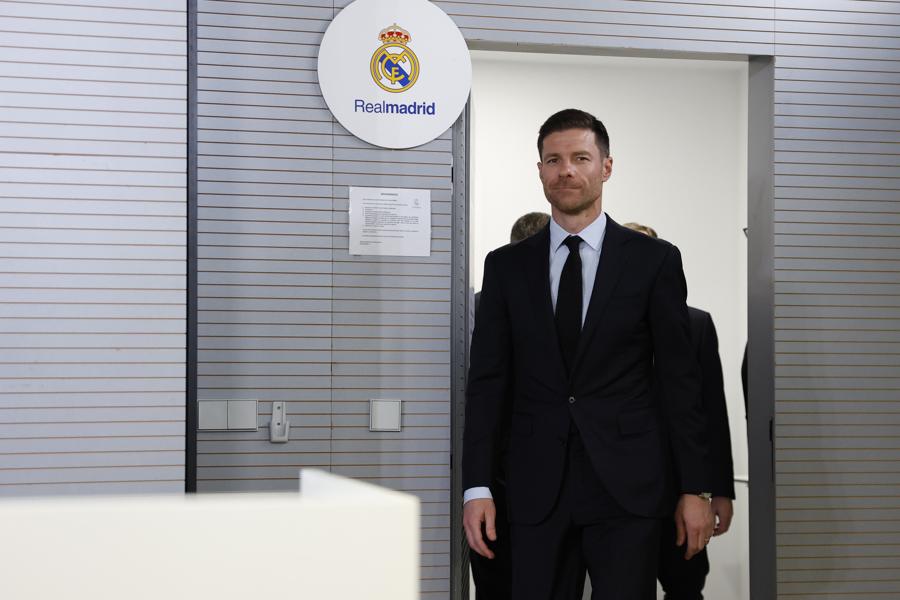 Así fue presentado Xabi Alonso como nuevo técnico del Real Madrid: acompañado por su esposa y el contrato que firmó